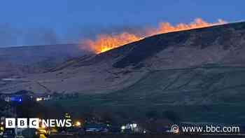 Farmers help put out huge moorland fire