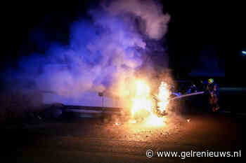 Bestelbus vol met autobanden vliegt in brand