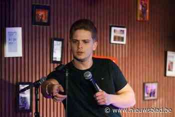 Ambtenaar Sandy (29) scoort met comedy voor goed doel: “Humor is altijd mijn ding geweest”