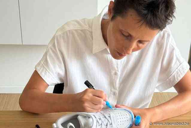 Chloé (36) pimpt sneakers: “Er bestaan geen twee paar dezelfde én je hebt altijd kunstwerkjes aan je voeten”