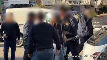 Con l'auto in doppia fila colpisce vigile al volto con un pugno. Poi la lite in strada