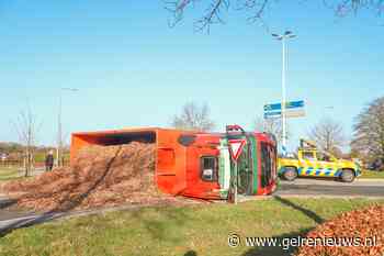Vrachtwagen kantelt op rotonde, chauffeur ongedeerd