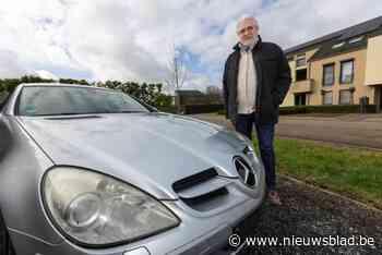 Leo zet auto te koop, en dan staat die plots vol inslagen: “Pas opgemerkt toen we hem wilden opblinken”