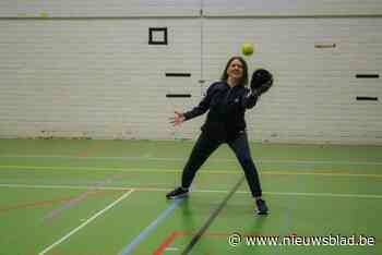 Schepen Griet Ameye traint avond mee met Wielsbeke Pitbulls: “Softball is een toegankelijke sport”