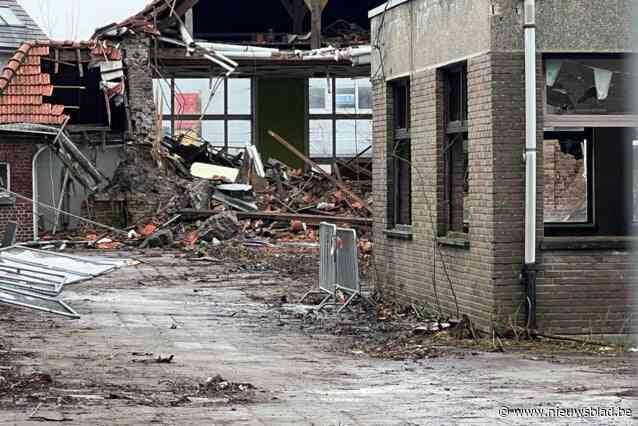 Oppositieraadslid dient klacht in en laat “onwettige” werken stilleggen nadat stadsbestuur oude Kaaischool toch volledig sloopt