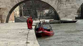 Si spoglia e si tuffa nel Tevere, disperso ragazzo di 16 anni