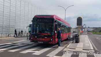 I primi bus elettrici finalmente sulle strade di Roma. La polemica delle opposizioni: "Poche colonnine di ricarica”