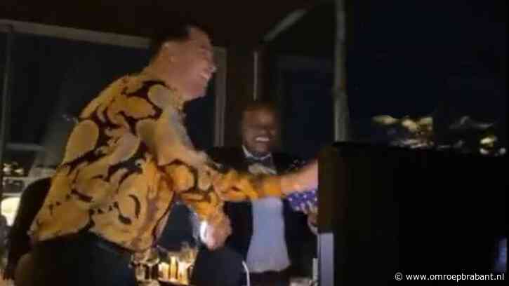 Bolle Jos viert feest met baas immigratiedienst en drugsbestrijding