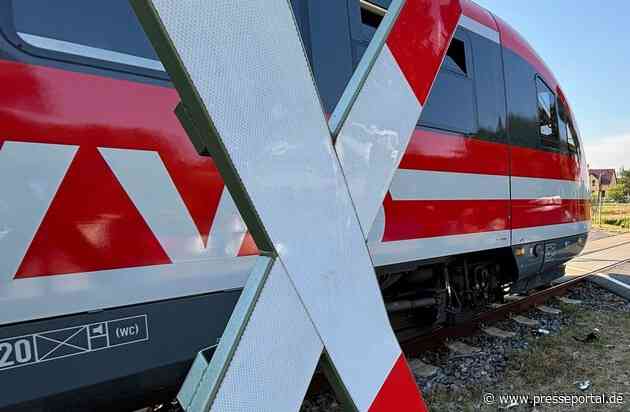 FW Dresden: Regionalbahn kollidiert mit PKW an unbeschranktem Bahnübergang - eine Person schwer verletzt