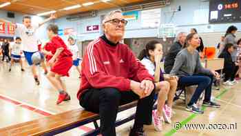Jaap (83) organiseert voor de 45ste keer ’zijn’ schoolbasketbaltoernooi in Landsmeer: ’Ik krijg er j