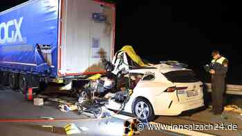 Auto kracht Lkw heftig ins Heck und verkeilt – Brummifahrer verspürt „Ruck“ und fährt weiter