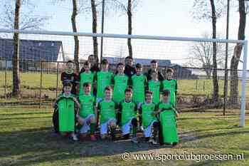 De Voetbalkraam sponsort de JO13-01 met nieuwe inloop shirts