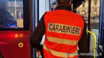 Sdraiato sul pavimento del bus interrompe la corsa del mezzo pubblico