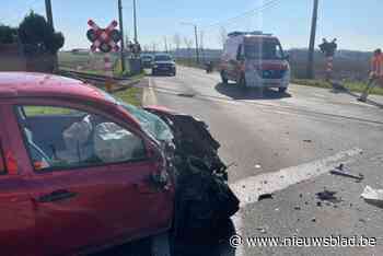 Trein rijdt in op wagen in Zillebeke, bestuurster (81) als bij wonder slechts lichtgewond