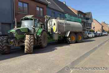 Motorrijder gewond naar ziekenhuis nadat hij tegen tractor botst