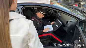 Picchia una donna con in braccio una bambina neonata