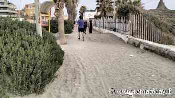 Lungomare di Ostia, la ciclabile è invasa dalla sabbia: il contratto di Ama non prevede la rimozione