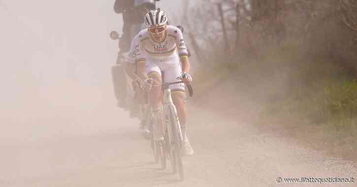 Pogacar nella leggenda delle Strade Bianche: cade, si rialza e vince staccando tutti per la terza volta. Eguagliato Cancellara