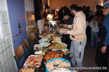 “Samen eten verbindt”. Opbouwwerkers brengen moslims samen met niet-moslims voor een iftar