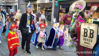 Kindercarnavalsstoet trekt door Booms handelscentrum