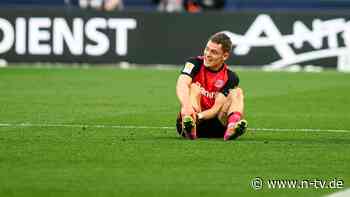 Alonso: "War ein Scheiß-Tag": Florian Wirtz schleppt sich an Krücken ins Krankenhaus