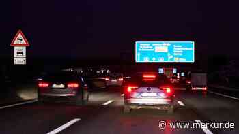 Schwerer Unfall auf A8 bei München: Münchner fährt mit Motorrad in Auto – Ärzte zufällig vor Ort