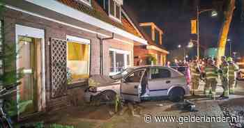 Auto raakt van de weg en eindigt tegen gevel van woning in Dieren
