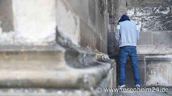 Auto angepinkelt, Polizei attackiert: Rosenheimer Nacht endet hinter Gittern