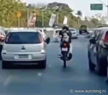Video: Boze motorrijder krijgt koekje van eigen deeg