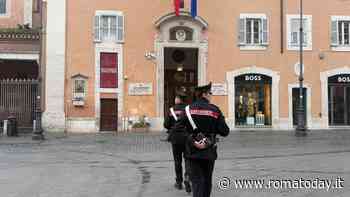 Dirigente ministero massacrato a bastonate a piazza di Spagna, caccia al mandante dopo l'arresto del rapinatore