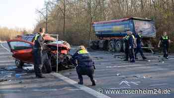 Horror-Crash auf Landstraße: Kleinwagen rast in Lastwagen – zwei Tote