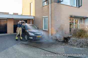 Metershoge vlammen bij brand in voortuin Steenhouwerstraat