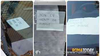 Auto depredate e danneggiate all'Esquilino, residenti lasciano cartelli ai ladri: "Non c'è niente da rubare"
