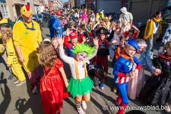 IN BEELD. Van superhelden tot kabouters: zonovergoten kindercarnavalstoet trekt door centrum Ruddervoorde