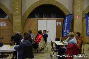 Vrijwilligers bellen vanuit kerk naar mensen die nog weinig buiten komen: “Kort contact voegt gezelligheid toe aan de dag, maar ook veiligheid belangrijk”