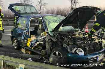 Feuerwehr rettet auf der A44 eingeklemmten Fahrer aus einem Auto
