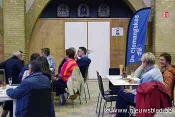 Vrijwilligers bellen vanuit kerk naar mensen die weinig buitenkomen: “Kort contact maakt de dag gezelliger, maar ook veiligheid is belangrijk”