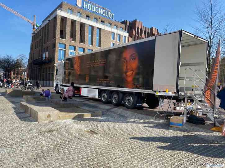 Honderden mensen bezoeken ‘femicide-vrachtwagen’: “Probleem is veel groter dan je denkt” (Update)
