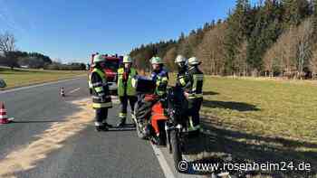 Motorradunfall auf der B304 bei Eiselfing - Verkehrsbehinderungen