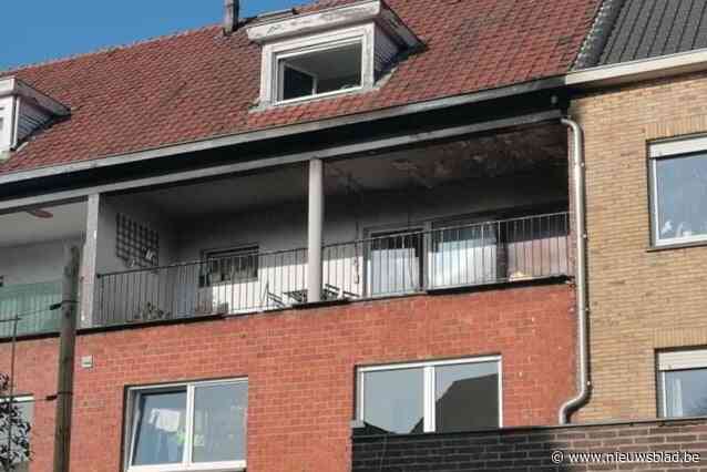 Tuinmeubilair in brand op terras Cesenaticolaan