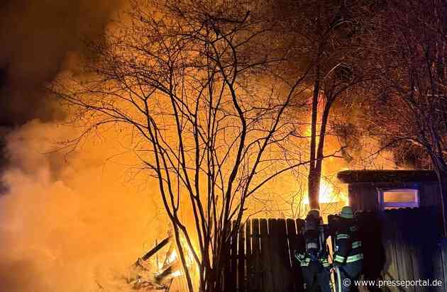 FW Neukirchen-Vluyn: Wochenendhaus in Vollbrand - Feuerwehr verhindert Brandausbreitung
