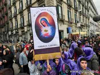 Madonna con la pillola abortiva, lo striscione che fa scandalo