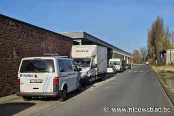 Isolatiemateriaal vat vuur op verlaten fabrieksterrein, buren zagen jongeren wegvluchten