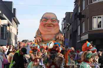 Carnavalisten steken draak met alles en iedereen, maar vooral met burgemeester tijdens stoet: “We mogen spreken van een recordeditie”
