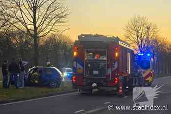 Boom verwoest auto bij harde crash in Lelystad