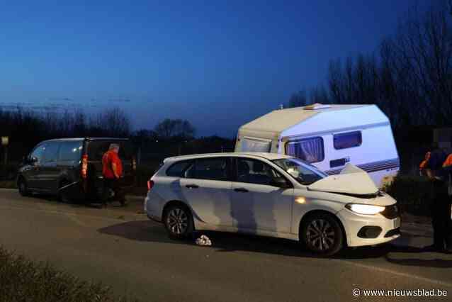 Bestuurder onder invloed botst met tegenligger en caravan