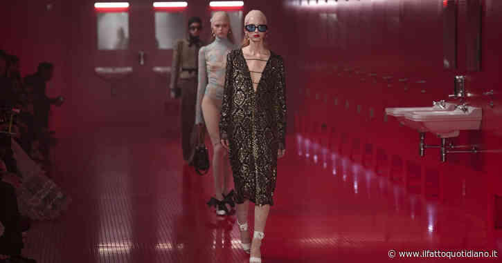 Alessandro Michele trasforma un bagno pubblico  in passerella: da Valentino, la moda è un “meta-teatro dell’intimità”