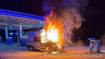 Transporter fängt auf Tankstellen-Gelände in Schöningen Feuer