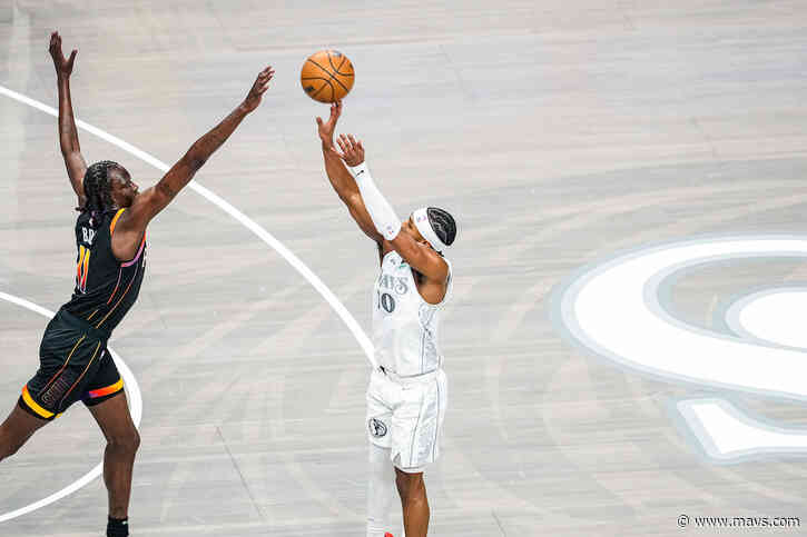 Suns smother Mavericks amid another injury scare