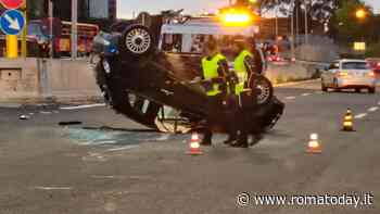 Incidente sulla Tiburtina: scontro tra auto, una si ribalta. Due i feriti